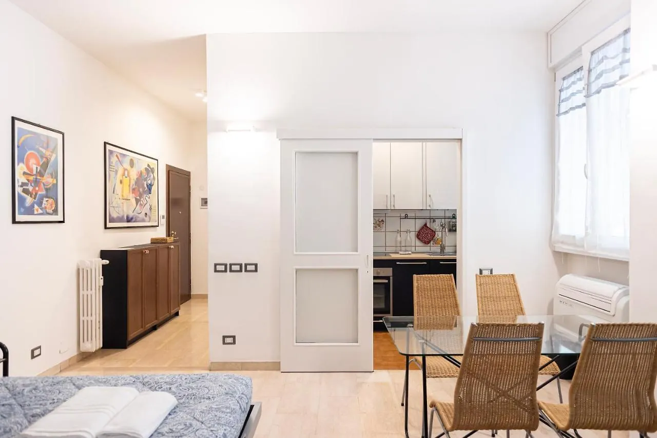 Апартаменты Accogliente Loft In Zona Monumentale/Cenisio Милан
